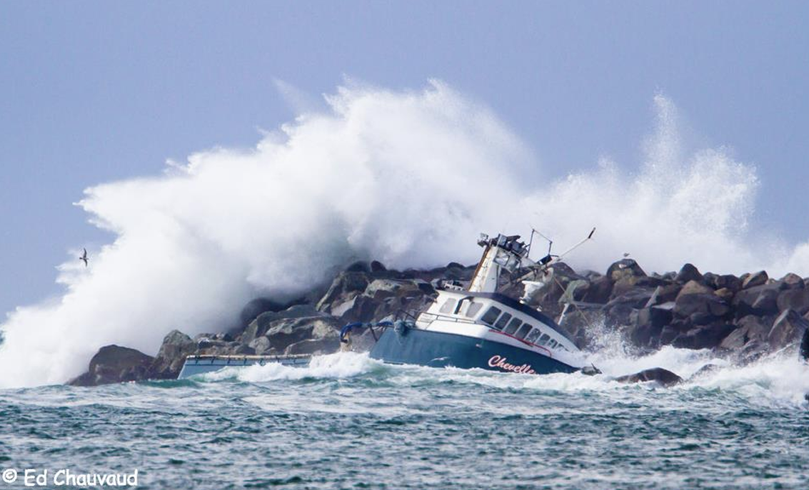     The abandoned fishing  vessel Chevelle on the  Yaquina Bay entrance  north jetty the day  after grounding.