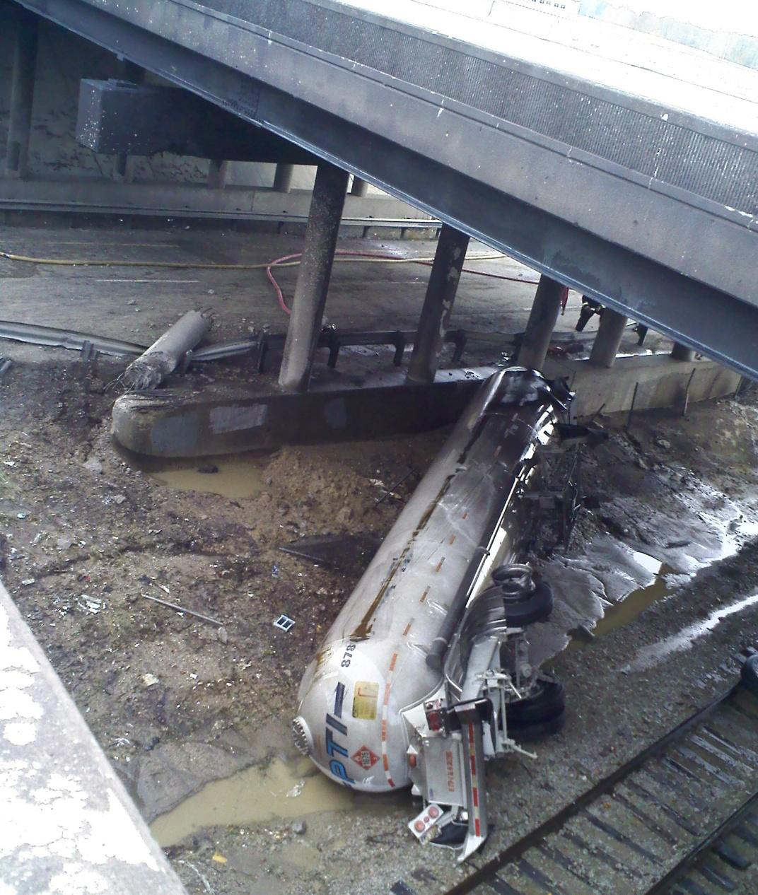 Final rest position of cargo tank semitrailer.
