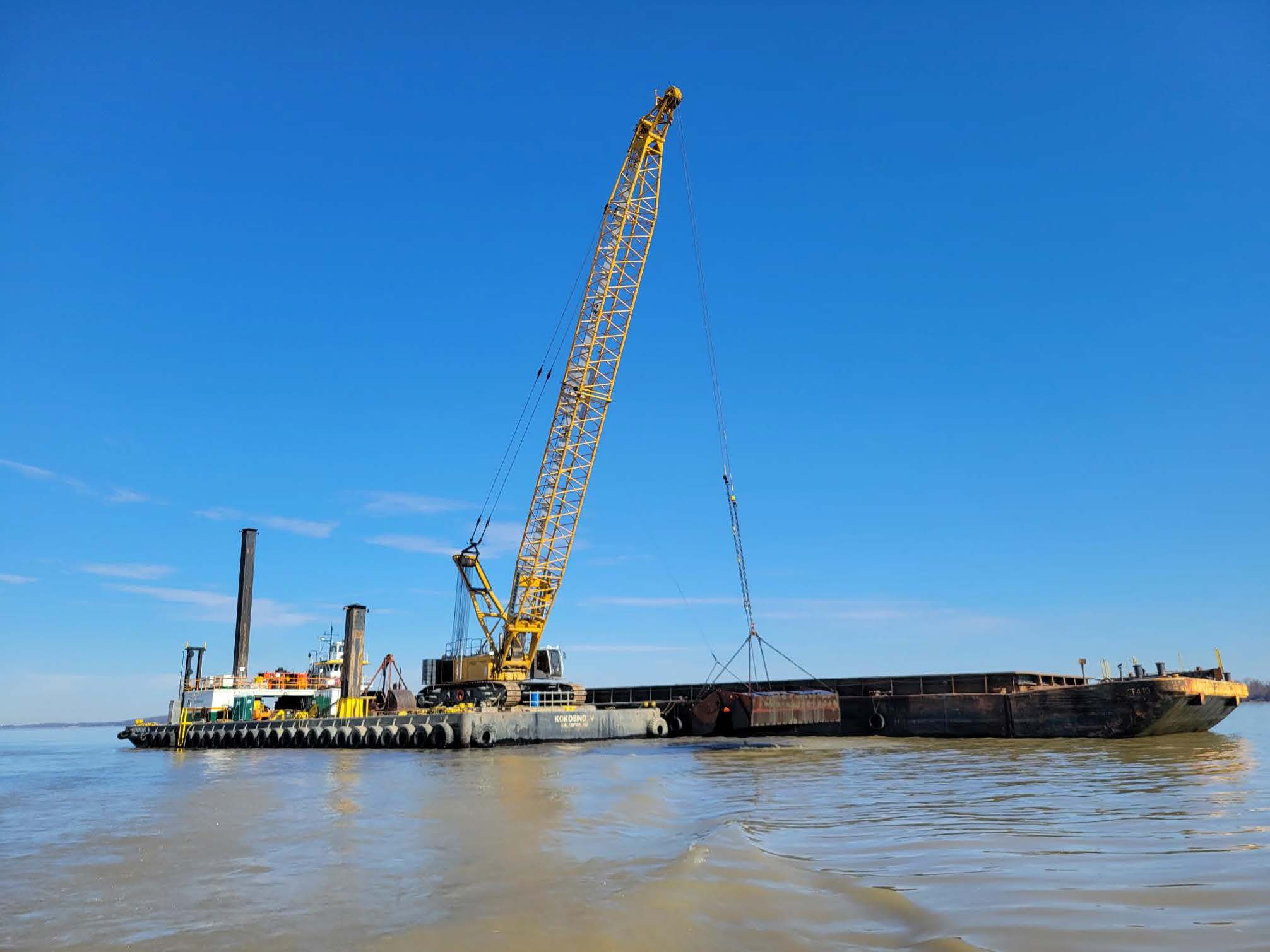 The barge Kokosing V, with crane. (Source: Kokosing Industrial)