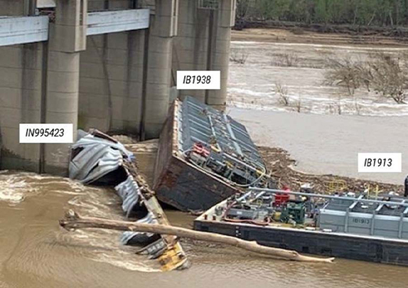 Barges IN995423 and IB1938 against the lower dam gates. IB1913 is receiving methanol from IB1938 through a cargo transfer hose. 