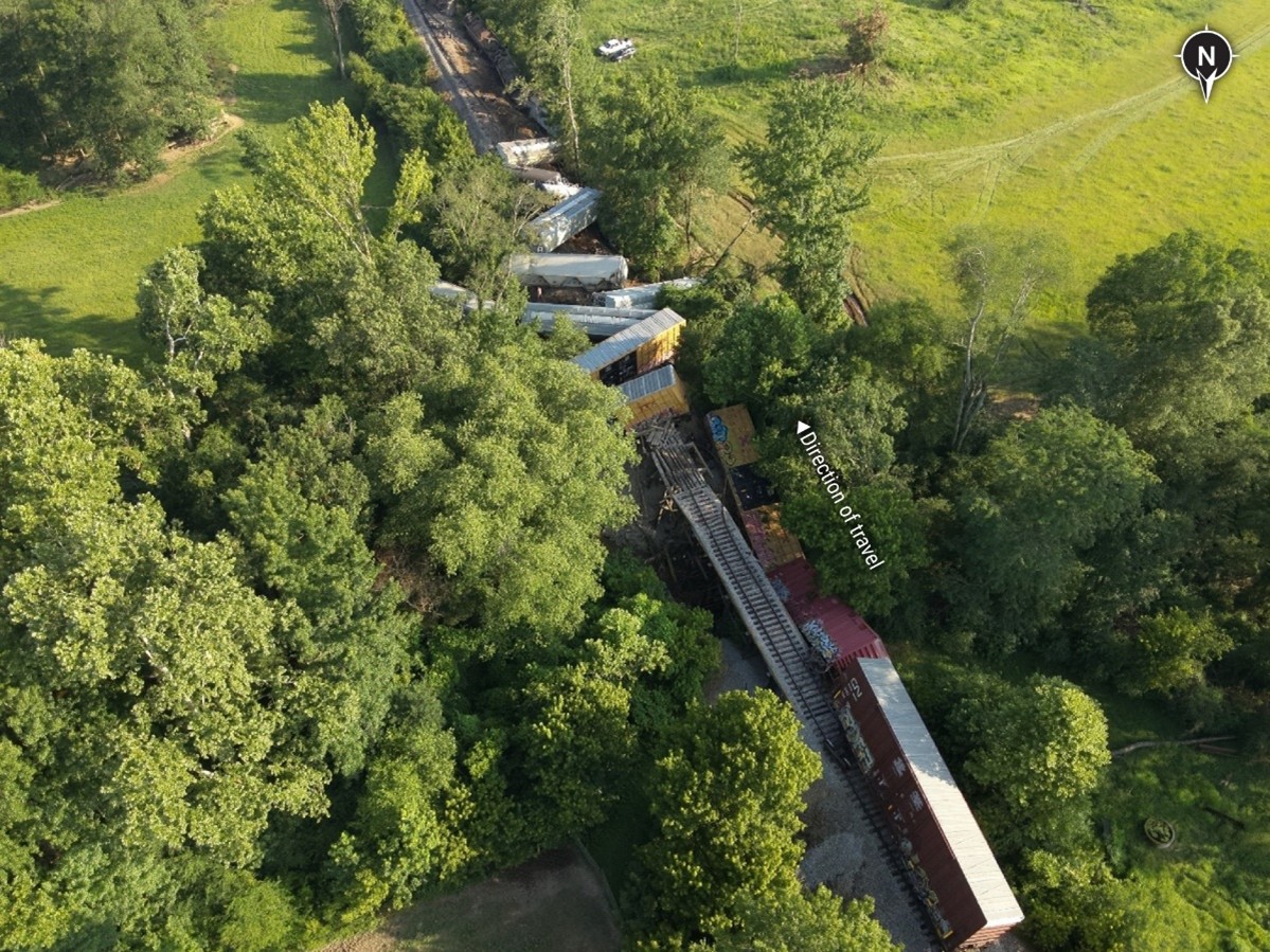 arial view of the derailed railcars. 